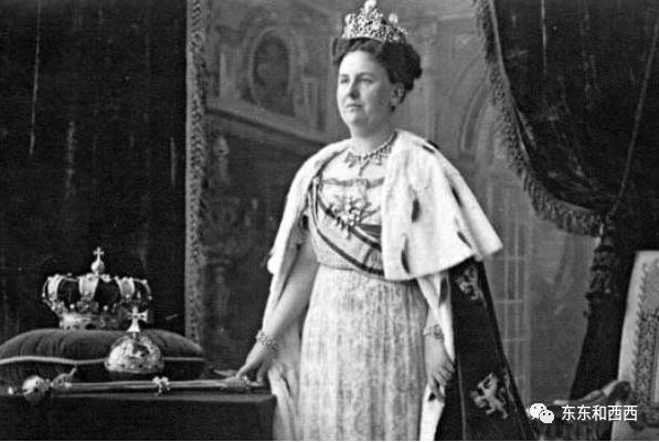 盘点英国女王戴过的王冠,英国女王和凯特戴同样的珠宝