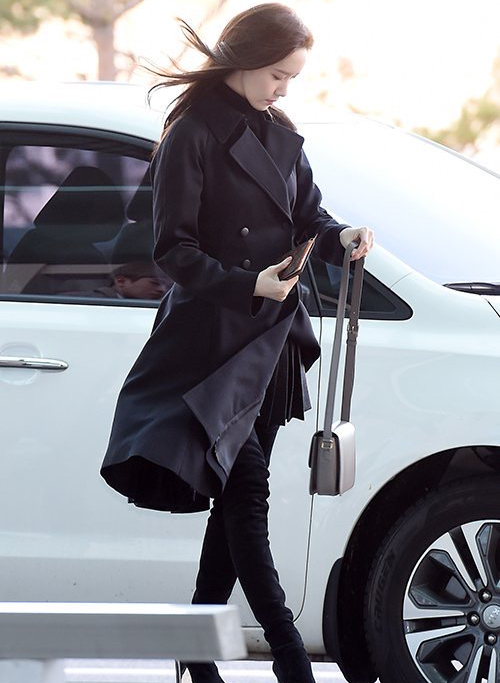 林允儿大风衣短裙穿搭,林允儿穿长靴的图片搜索