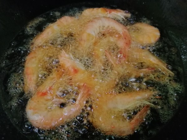 白灼活虾要怎么处理才好吃,活虾直接冻还是处理了再冻