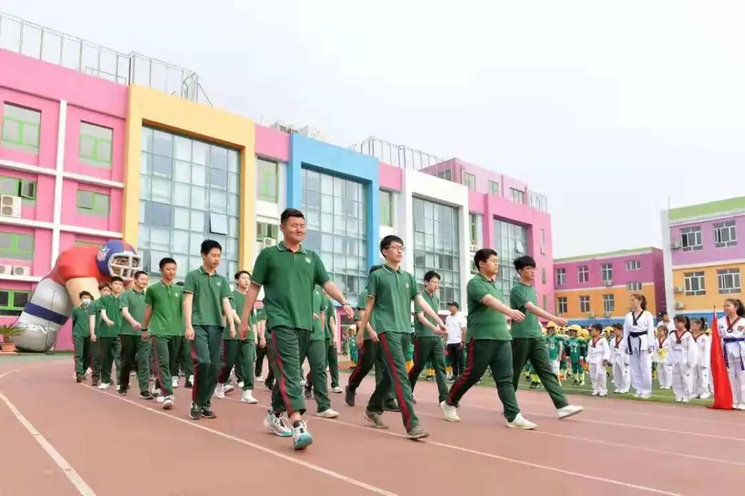 一共有207人参加体操表演,一百多人体育节开场