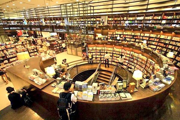 只身赴诚品，捧卷心无尘