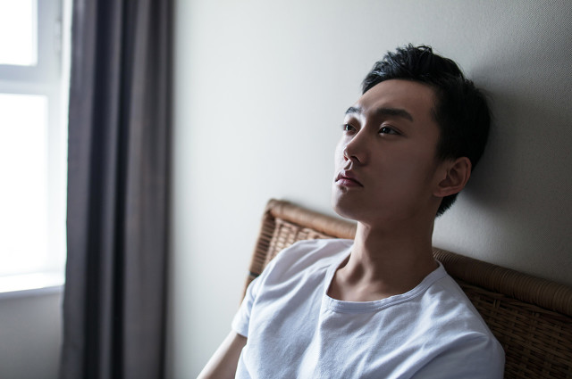 酒精让我迷醉在她的温柔乡，说好的未来，不过是她为寂寞找的借口