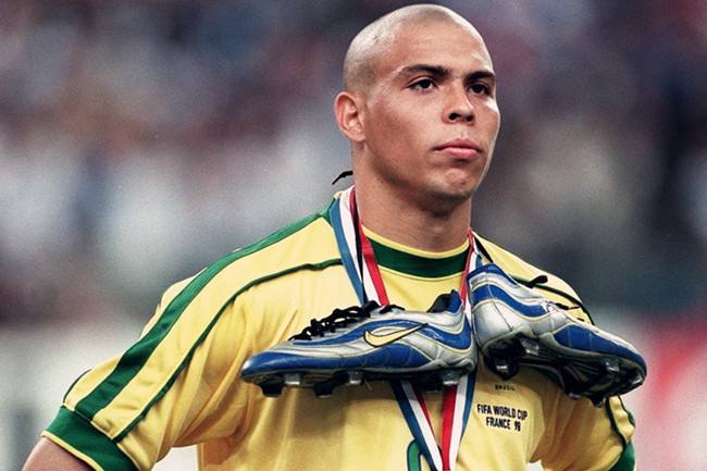 外星人罗纳尔多2002,世界足坛传奇巨星外星人罗纳尔多