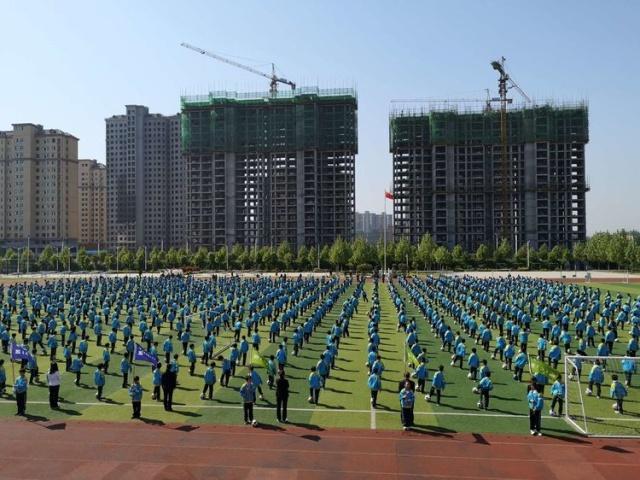 临颍小学足球比赛,临颍县颍川学校足球操