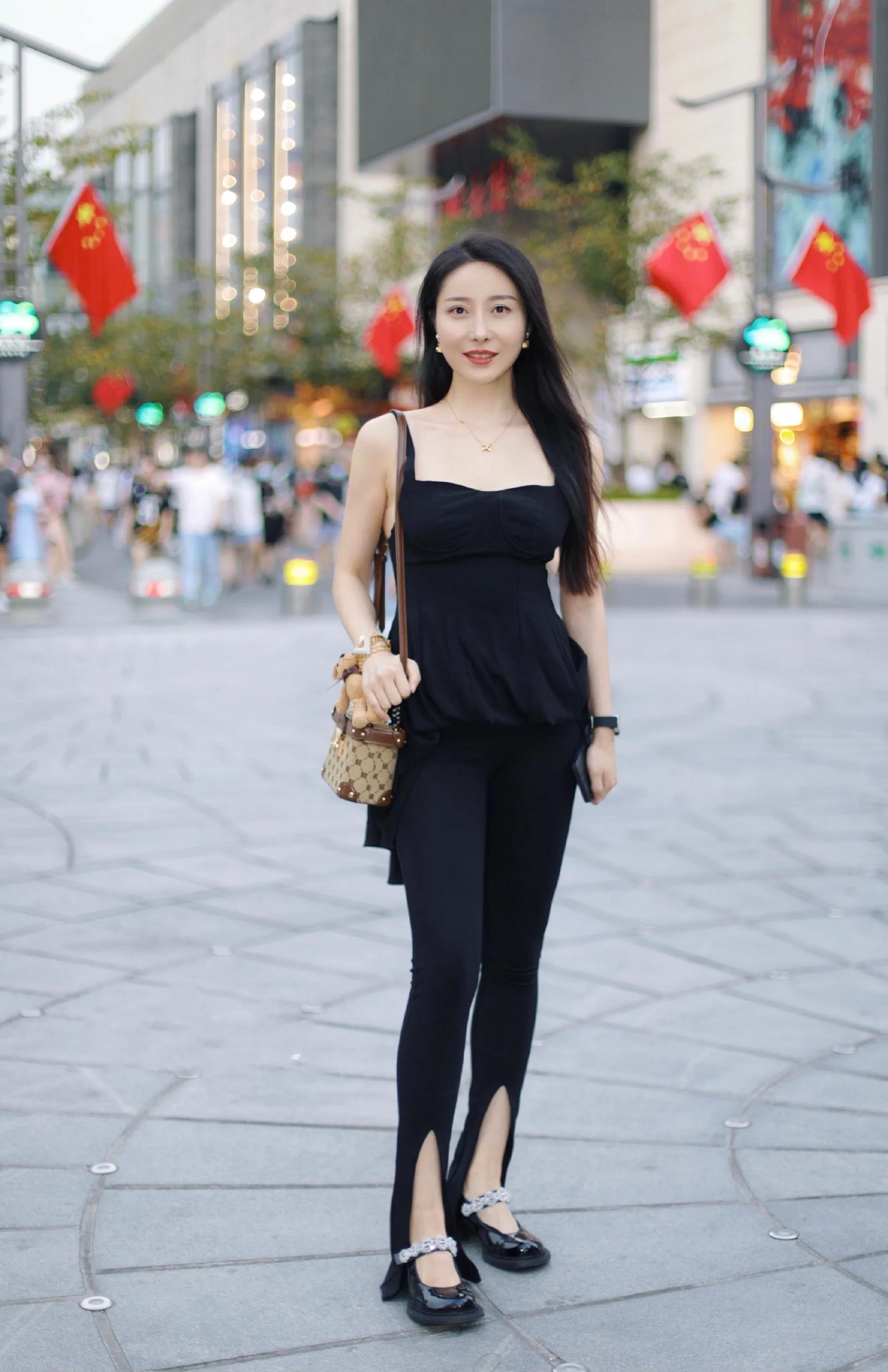 看街拍识包包：实用又潮范的轻奢MK穿搭示范