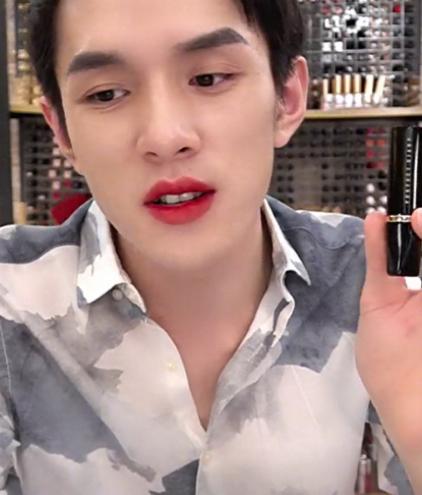 完美日记粉底液卡粉吗,卡姿兰唇釉和完美日记唇釉哪个好