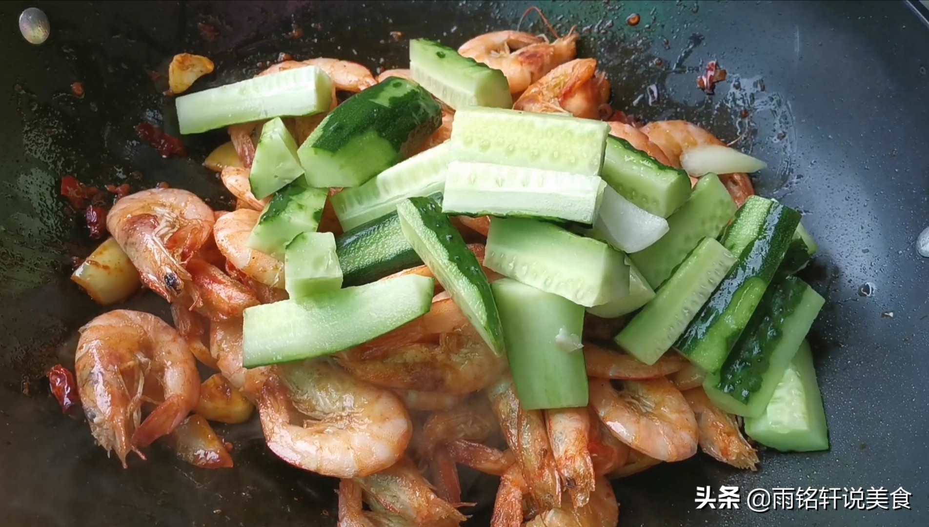 干锅虾怎么做才好吃,干锅虾怎么做的才好吃