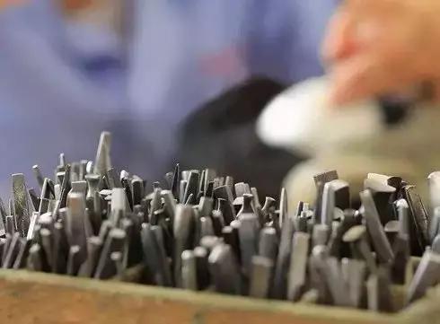 錾刻需要使用不同的錾子,錾刻工艺和篆刻工艺的区别