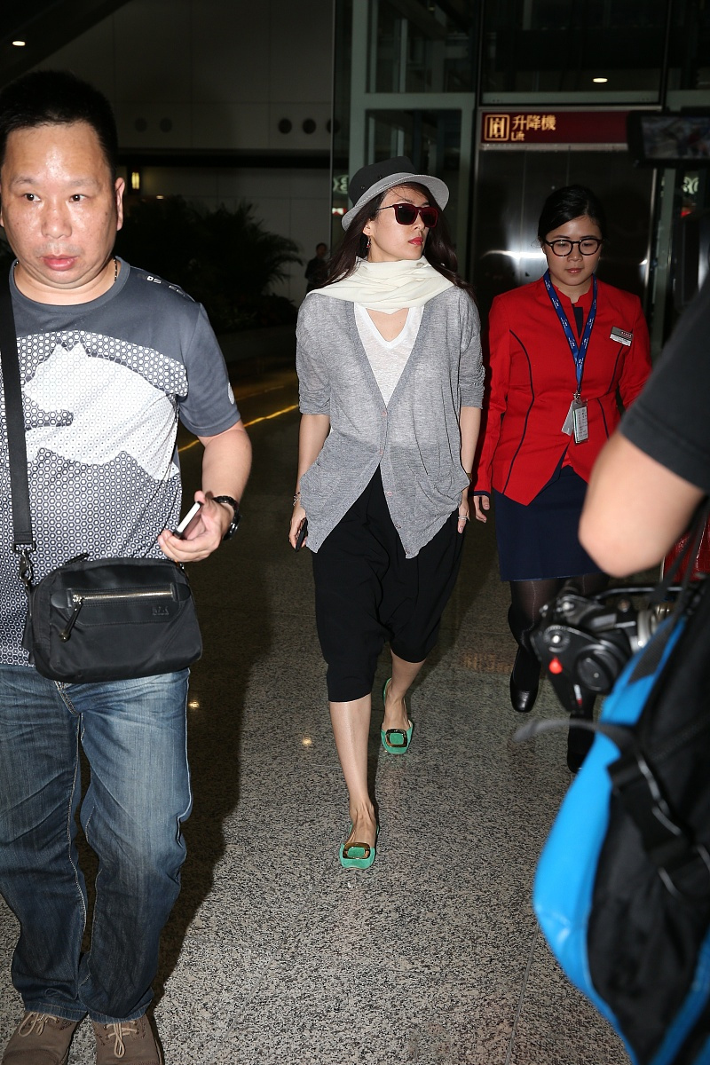 章子怡穿搭随意却很时髦,章子怡穿出大气范