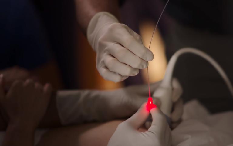 腹中胎儿长出肿瘤，孕妇忍着剧痛，给胎儿打麻药做手术