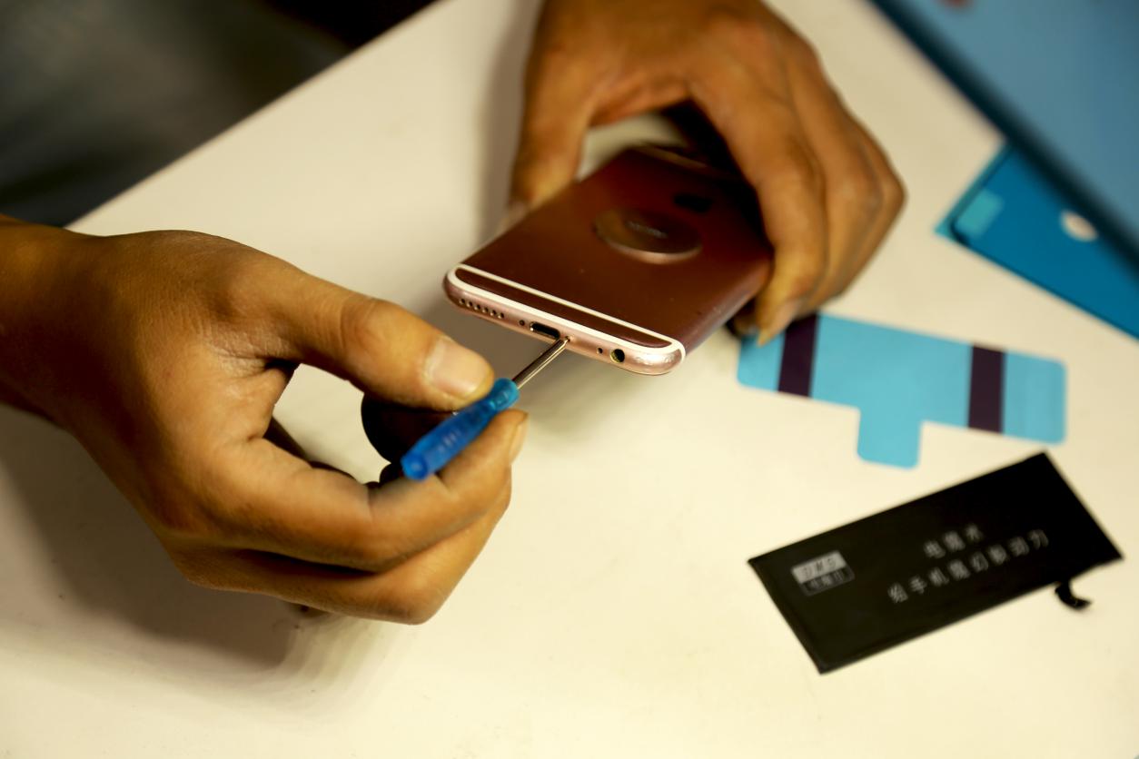 苹果se手机换过电池还值得买吗 (iphonese可以换8的电池吗)