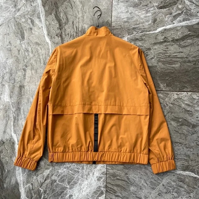 意大利公开回馈中国，阿玛尼“隔离服”专供华人，调价至470RMB