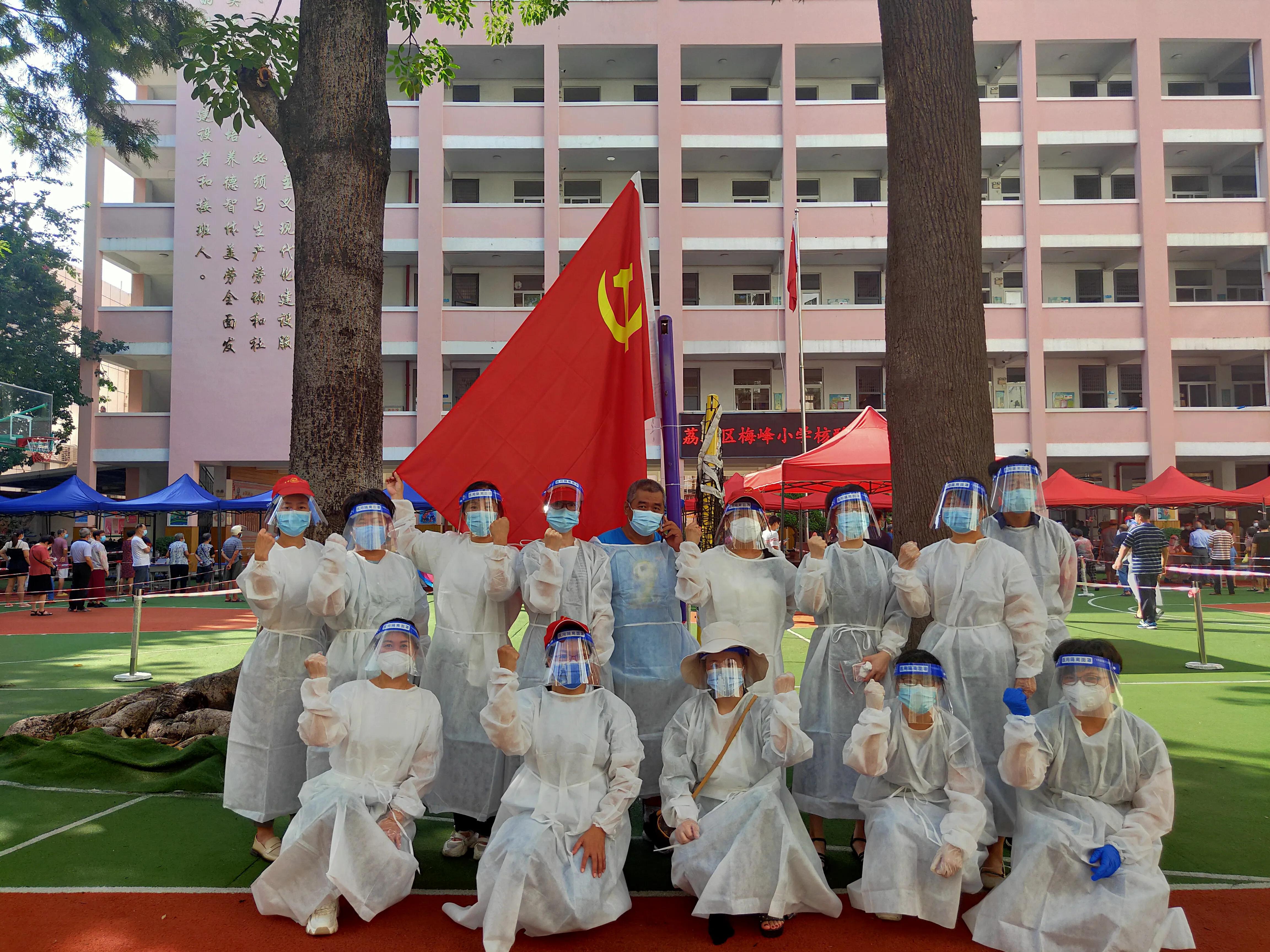 梅香传百年山高我为峰——致梅峰小学最美志愿者