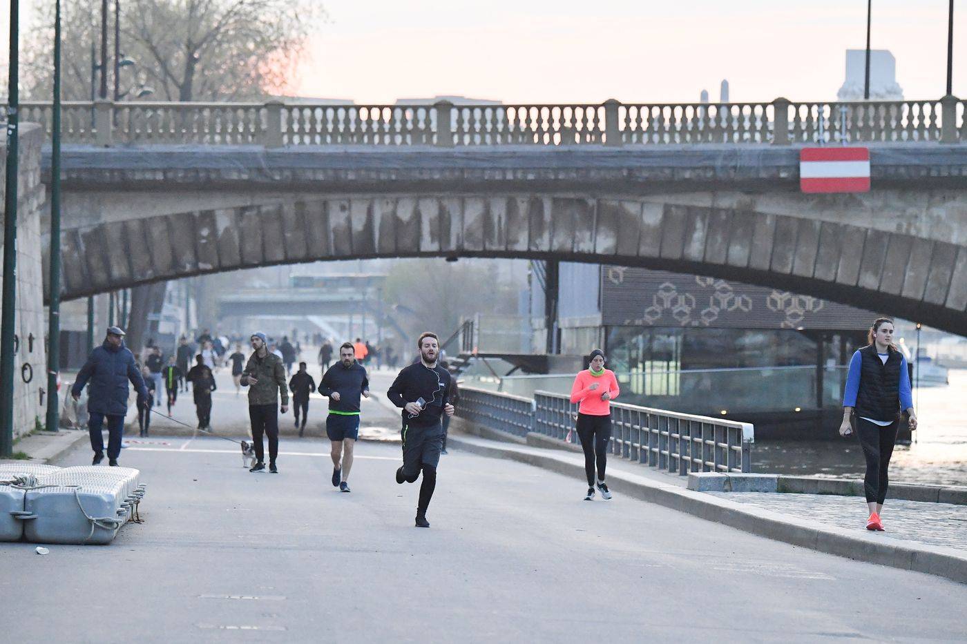 “吐出来”还是“咽下去”？关于足球和口水的那些事