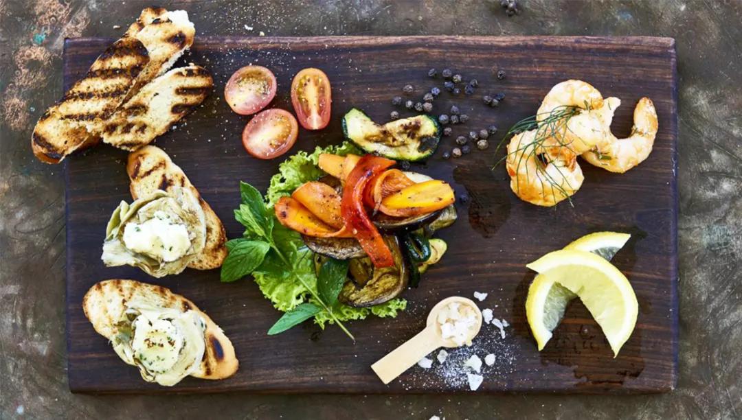 世间稀有的白色长颈鹿母子，在非洲被残忍猎杀，发现时只剩骨骼