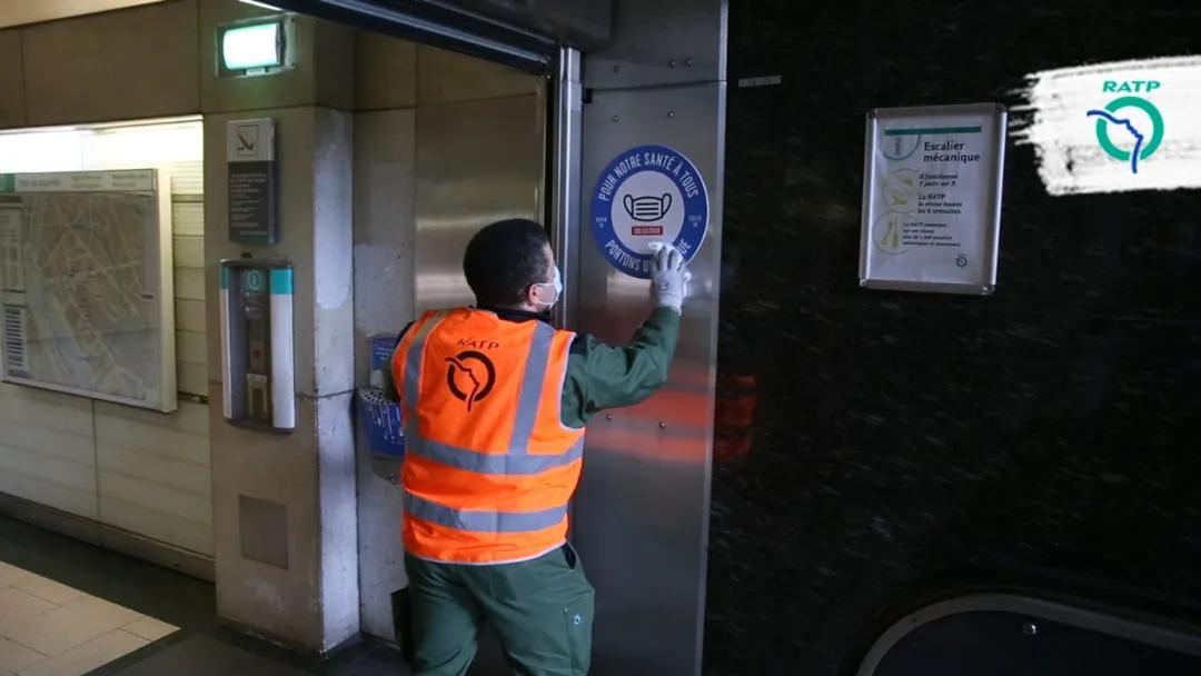 在贴满了一百万张贴纸之后,我快不认识巴黎地铁了…