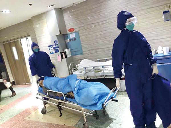 医护人员急救转运,医护尽心守卫危重患者得救