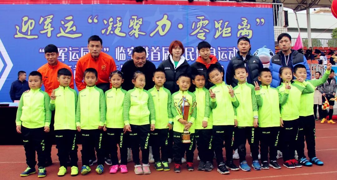 卓尔队长助阵“临空港杯”流浪者“破咒”夺冠