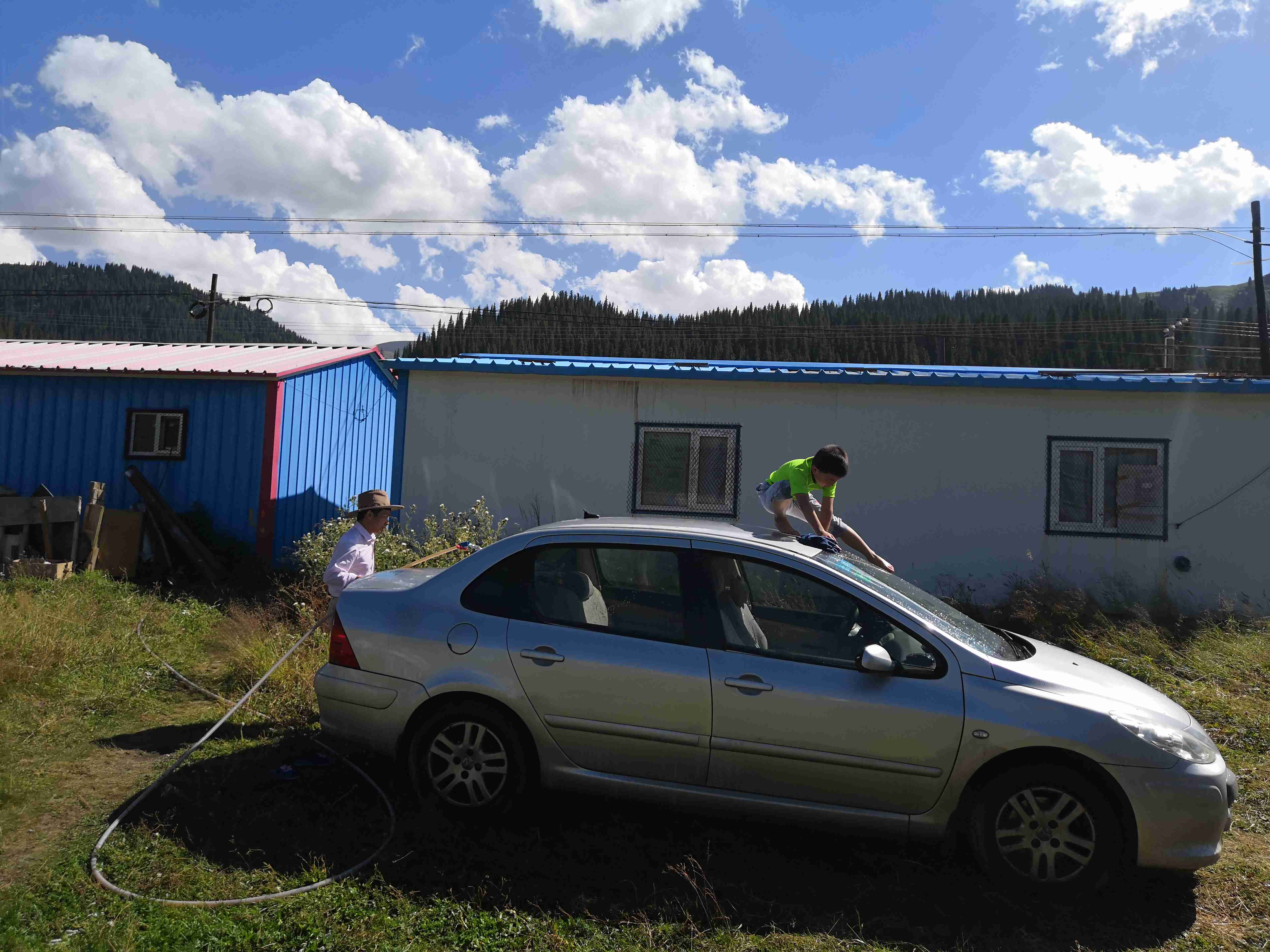 与*疆新**旅店老板共餐，直夸我土豆丝炒的好吃，后请我吃羊肉大餐