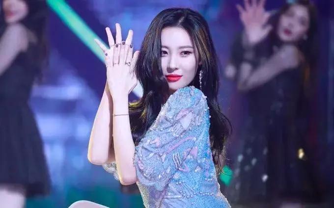 素颜但又很好看的妆容,高级感素颜妆容简单自然教程