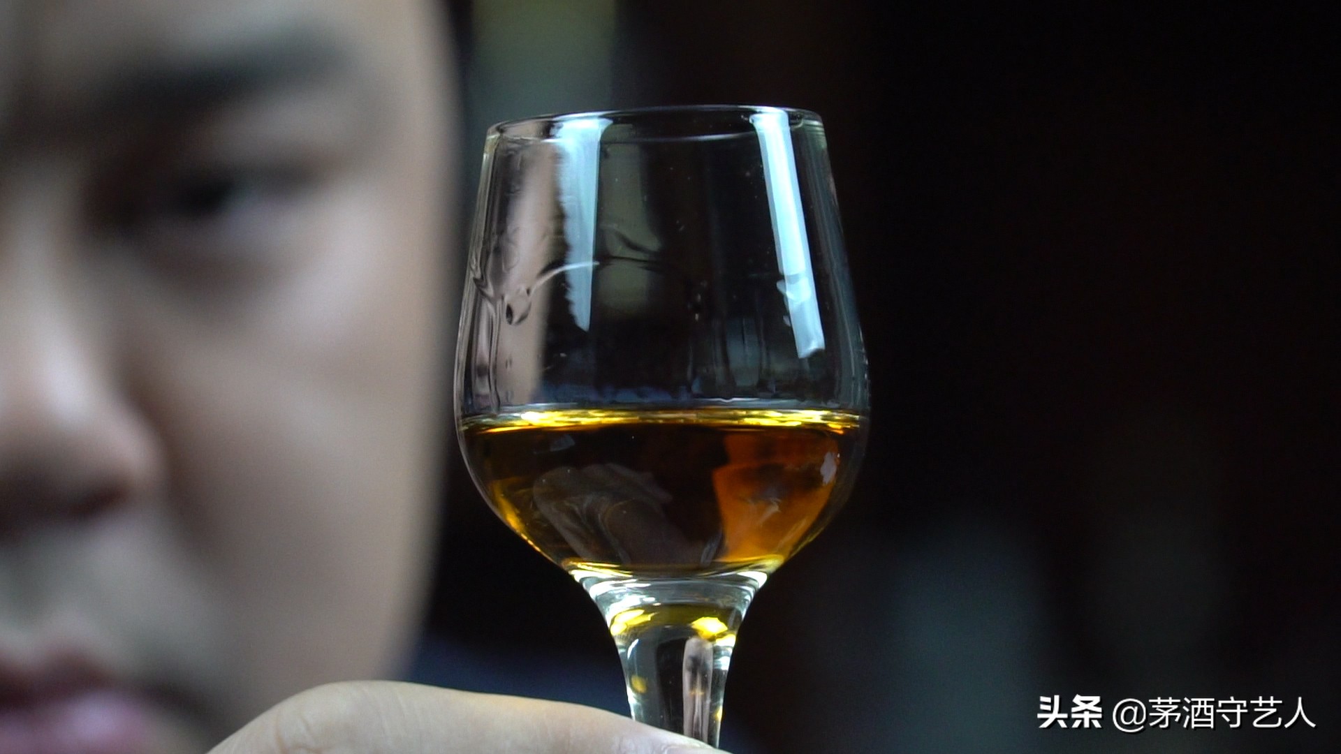 茅酒守艺人品酒古井贡酒,茅酒守艺人酒鬼酒