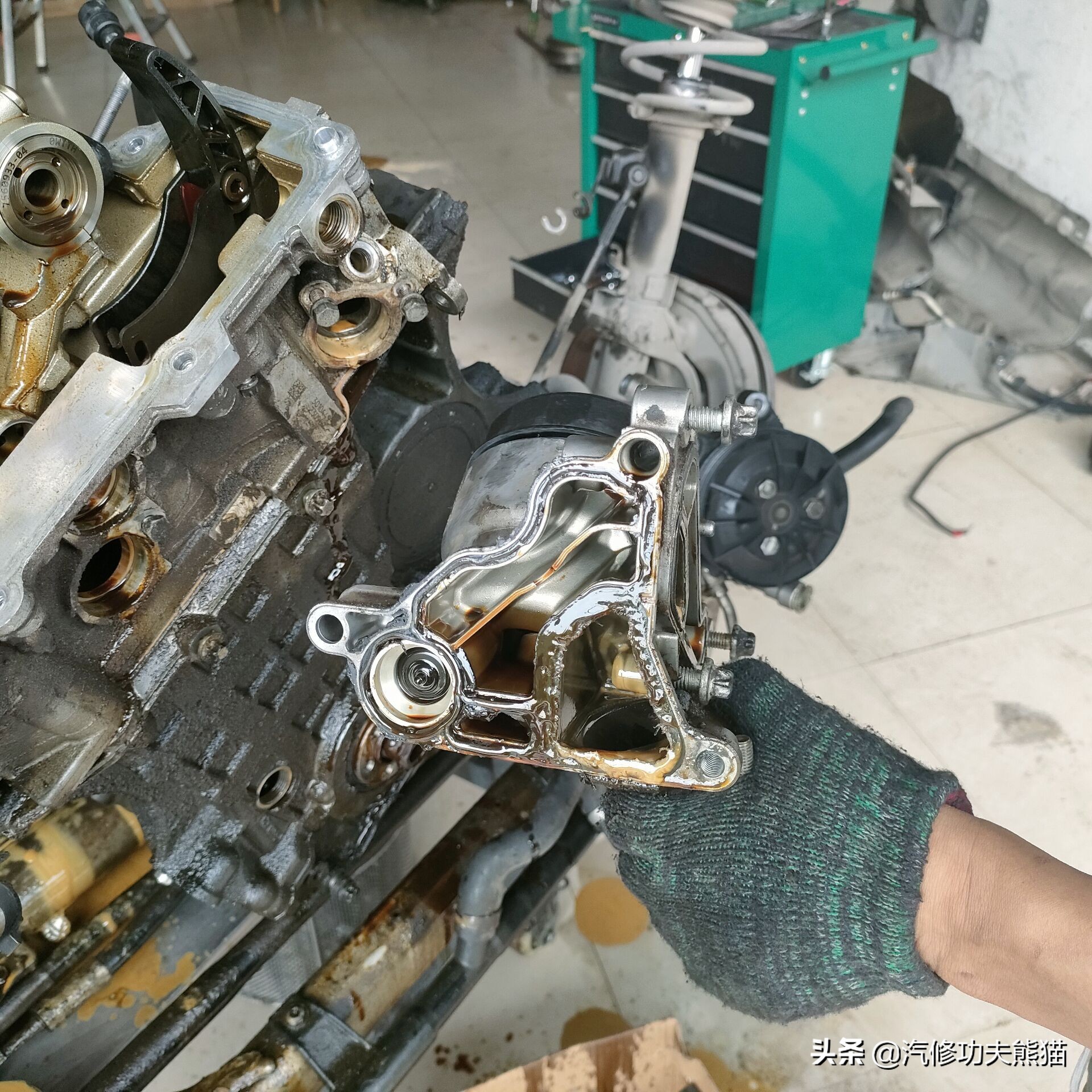 宝马e90325i2007款,宝马e90漏机油通病