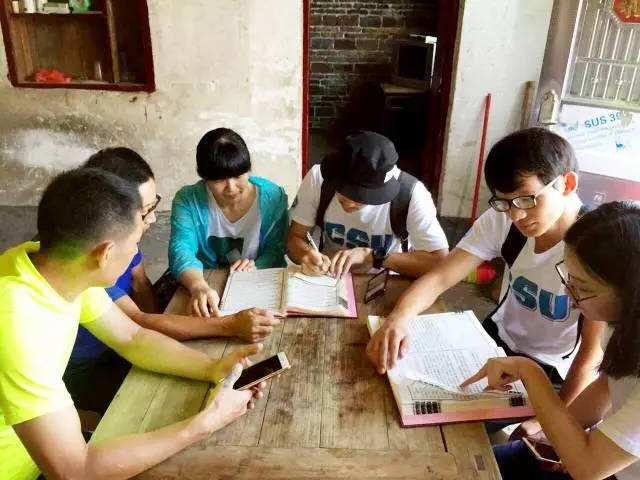 周爷爷喜得三个孙子，随口给仨娃取的名字，逗乐上户口工作人员