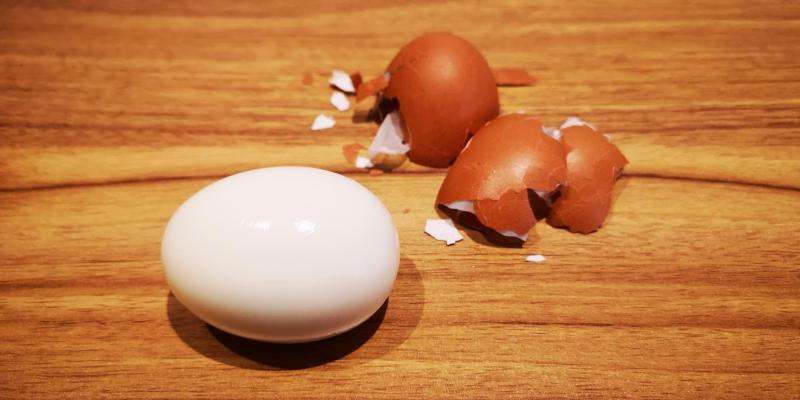 怎样分别人造鸡蛋和真正的鸡蛋,超市里卖的鸡蛋是人造鸡蛋吗