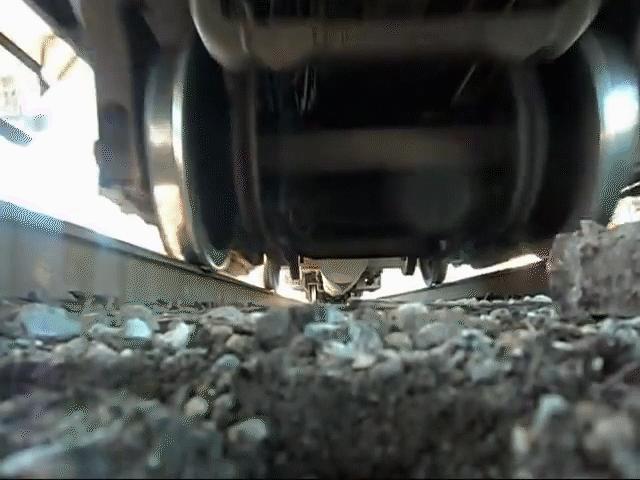 被人视为神物舔食的“天上蓝冰”，其实是飞机侧漏的排泄物