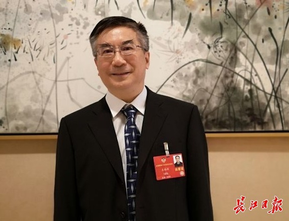 代表委员讲抗击疫情的武汉故事，医生独自“逆行”回汉，3个月后一家人才团聚