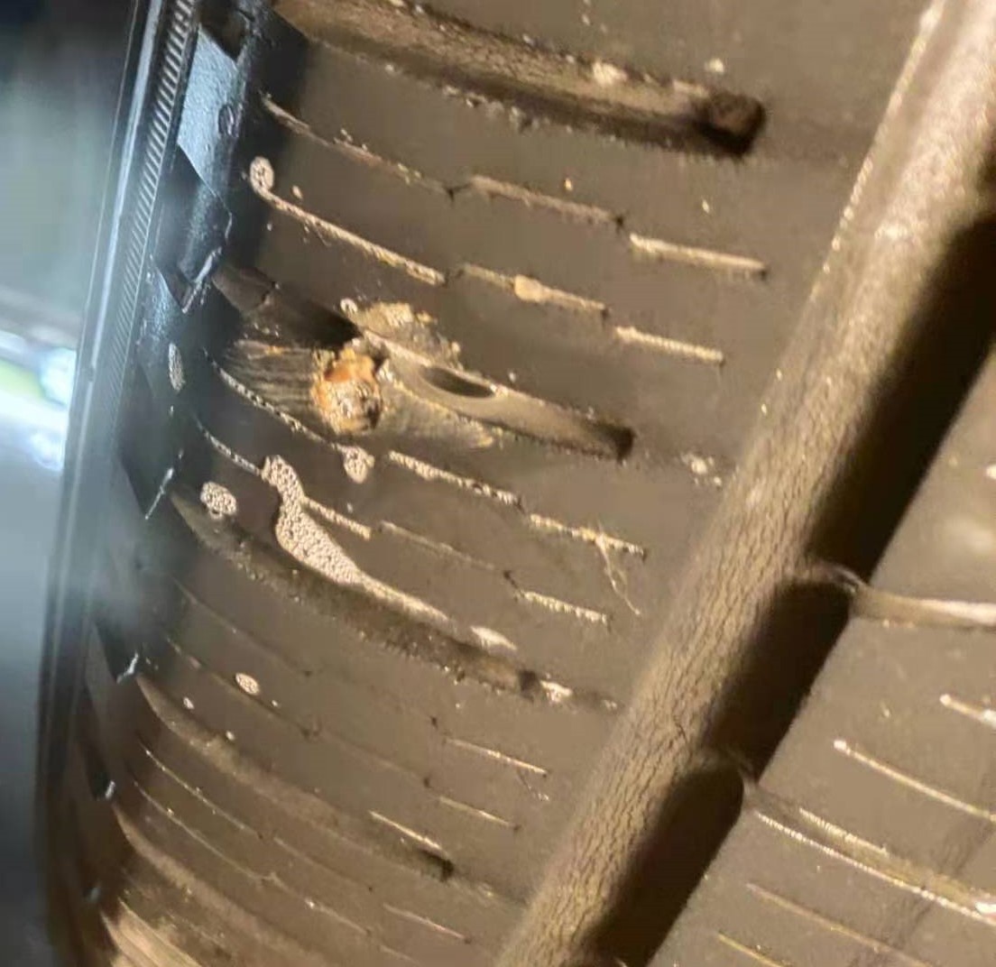 轮胎扎了个洞怎么补,轮胎边扎了钉补一下能用不