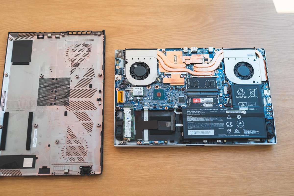 一台重量仅为1.85kg的游戏本机械师F117毒药