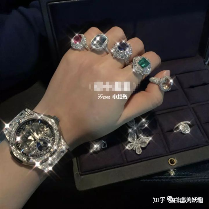 小红书上晒奢侈品的女孩为什么那么多？