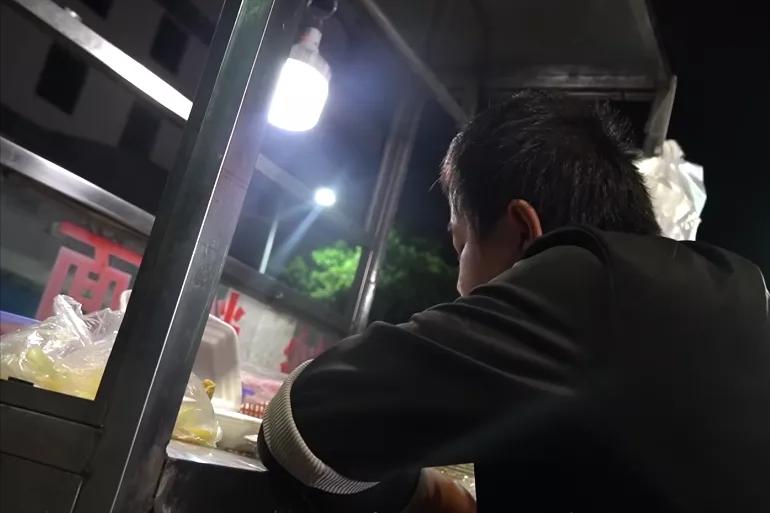 摆宵夜摊能挣到大钱吗,摆夜宵摊赚钱吗