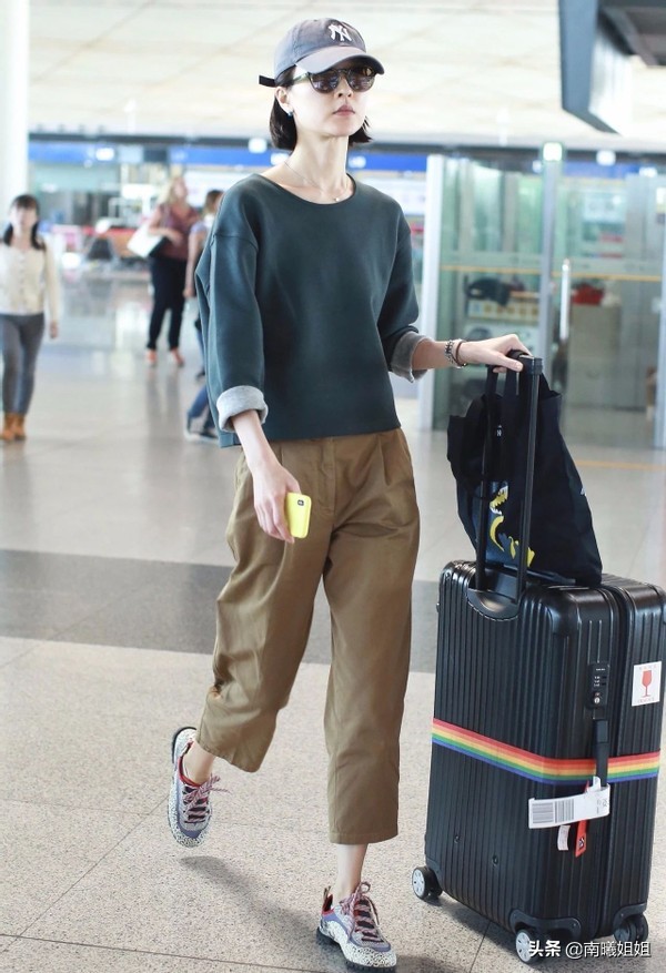 今年最流行的夏季裤口开叉小黑裤,黑色裤子今年最流行的哈伦裤