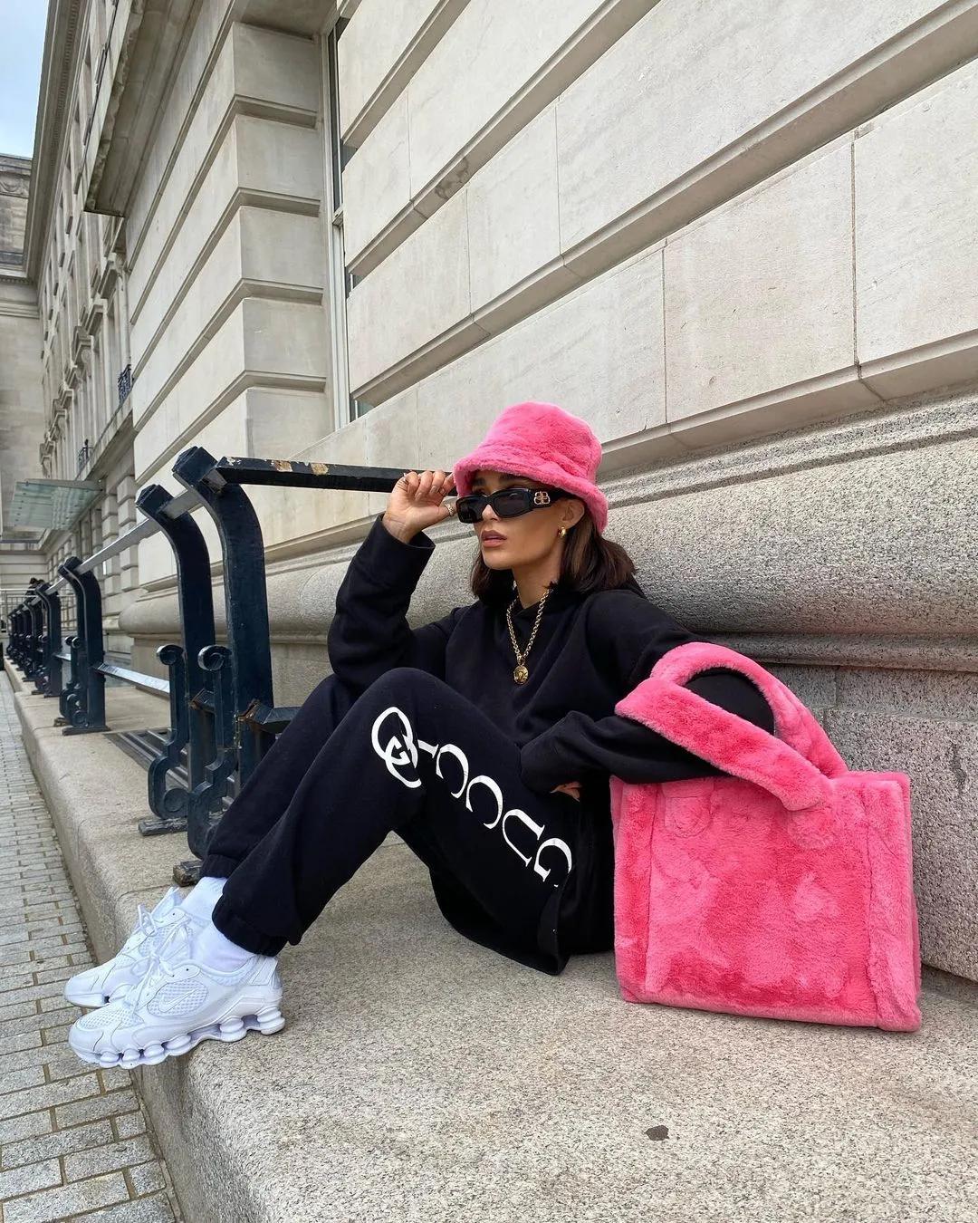 王嘉尔一碰她就被嗲到？年年牵手男爱豆的毛绒小公主谁不想要？