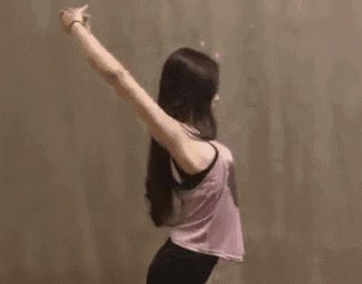 明星溜肩矫正前后,缩肩的危害