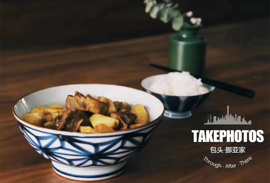 在客厅吃饭才能感觉到舒服,在客厅吃东西和饮料