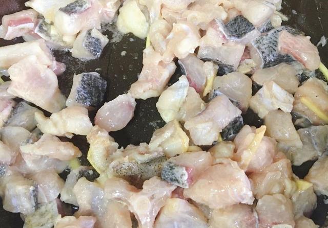 川菜青椒鱼怎么做好吃,川菜泡椒椒麻鱼的做法