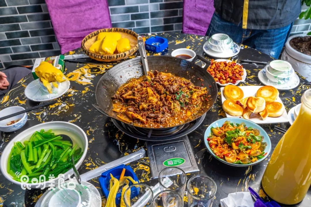 昆明每天卖的最好的美食,昆明每天卖几百桌的街边美食