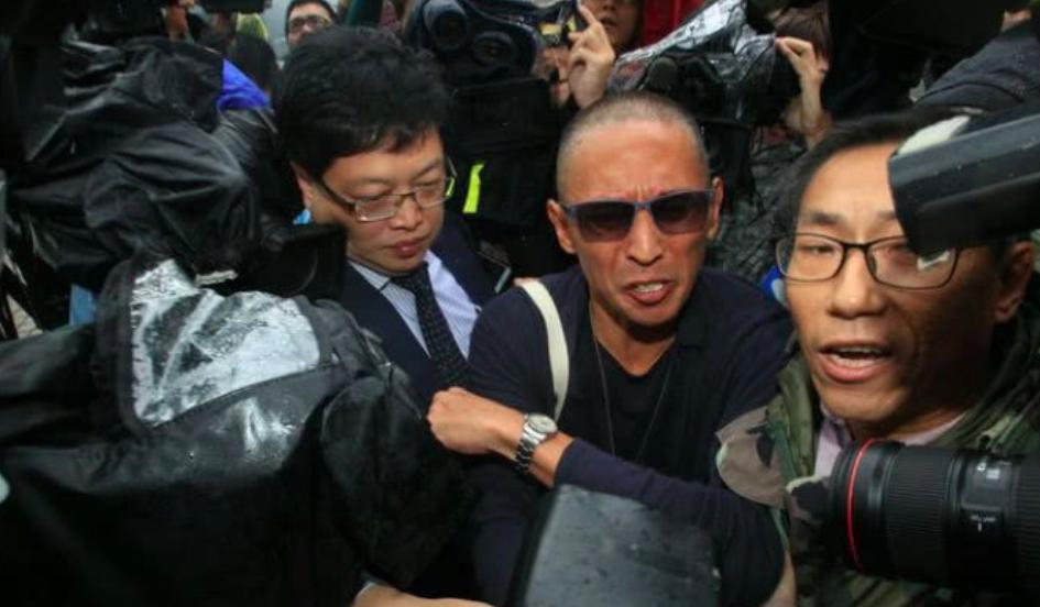 钮承泽被曝性侵后现身警察局，剃了个光头，网友：想直接进去了？