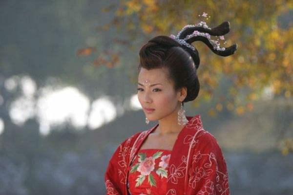 刬袜步香阶手提金缕鞋的意思,刬袜步香阶手提金缕鞋怎么读