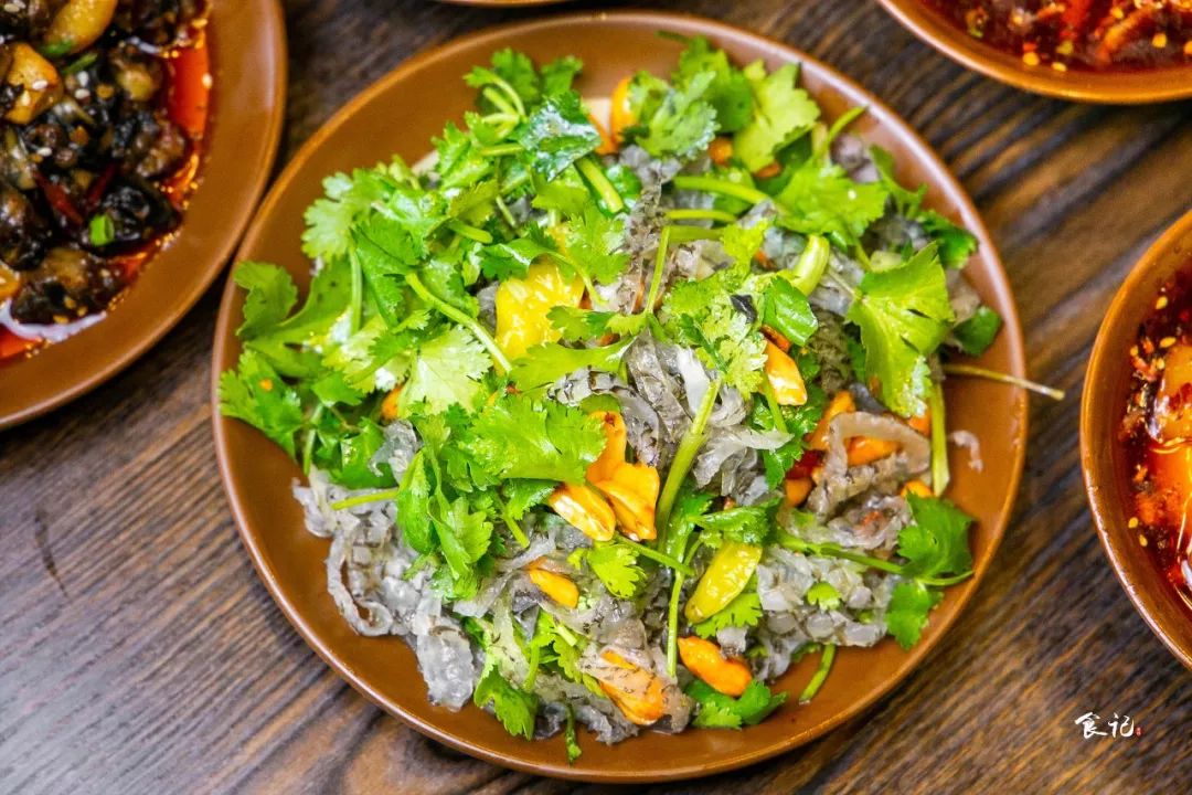 火爆襄阳的3层“壕锅”来袭！还有360°满到爆的龙虾牛蛙双子塔！