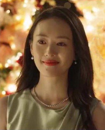 顾佳戴的项链是玫瑰金还是黄金,三十而已顾佳戴的那款项链叫什么