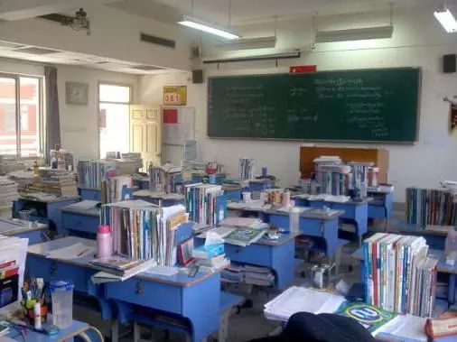 三个男生一个高冷一个腼腆,一个高冷的男生逗比