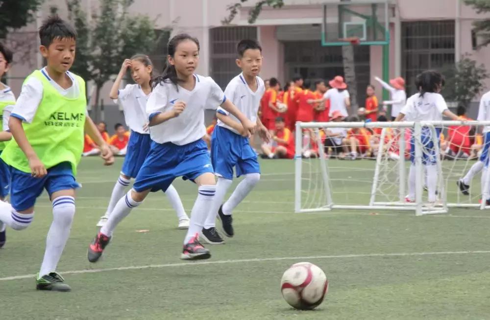 中国媒体团考察,探访全国足球特色学校