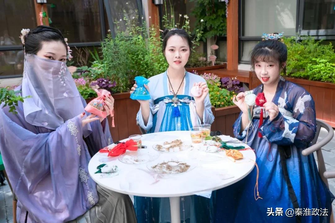 “转角遇见·百草园”为秦淮中医院输入创新发展正能量