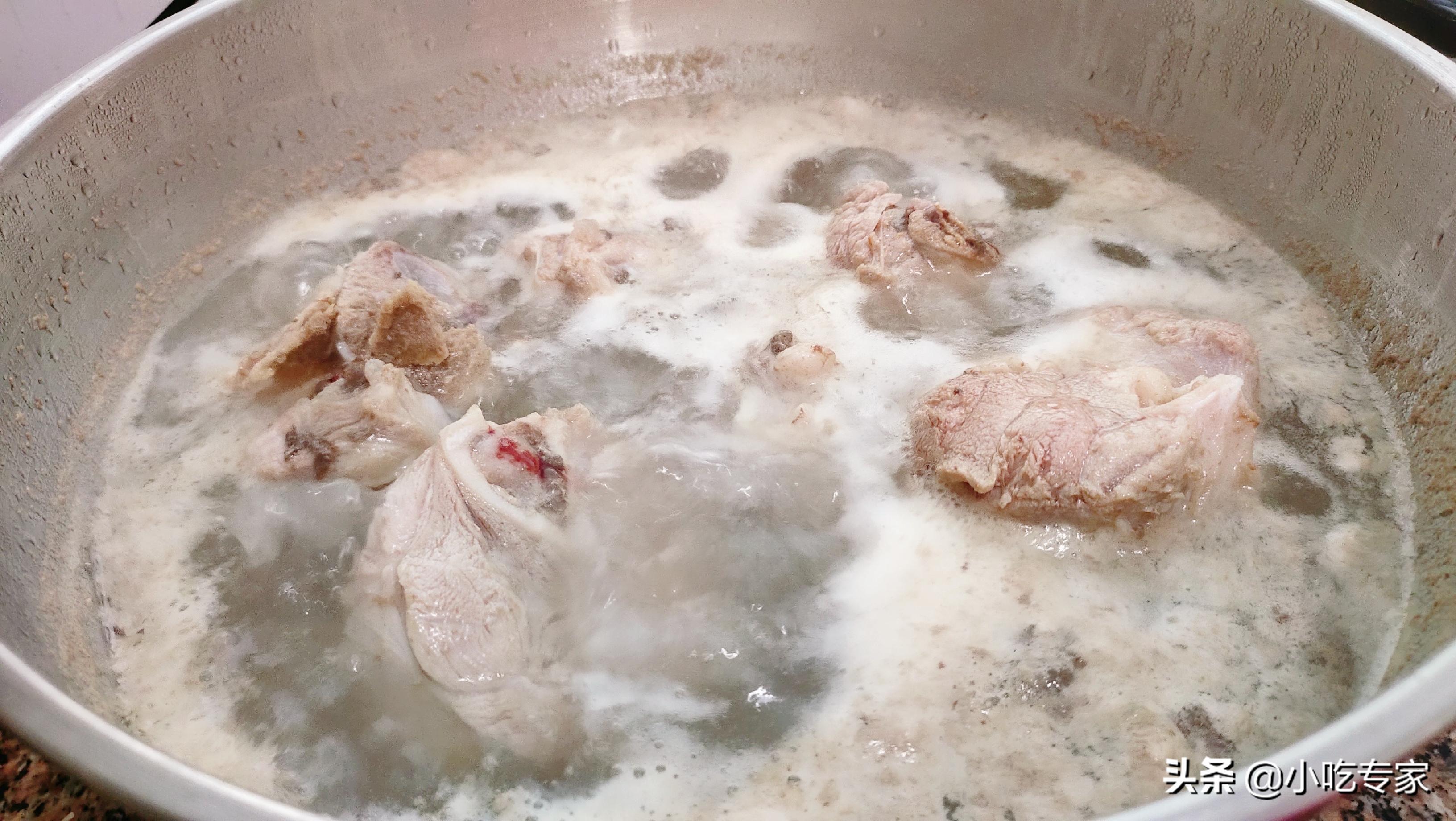 炖大骨汤先加盐还是后加盐,大骨汤加什么去腥味