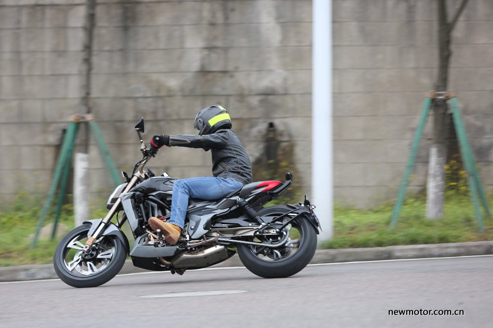 升仕310V试驾/多图：舒适好骑的运动太子车，标配ABS，全LED灯具