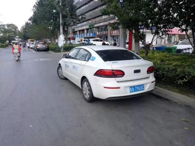 刮到路边违停的车，没注意开走了怎么办